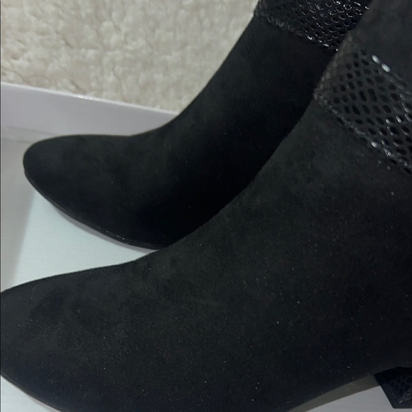 Karen Scott Black Heeled Boots with Sleek Silhouette - Picture 3 of 15